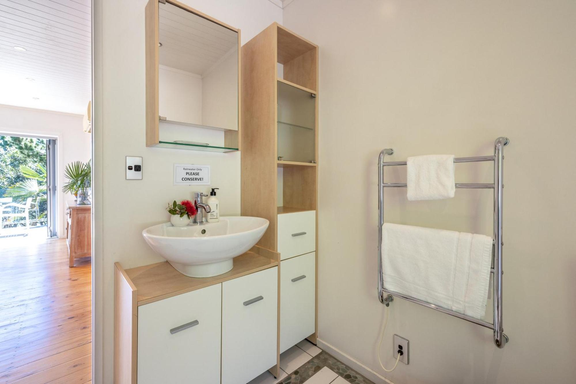 Tawa Cottage - Coast & Country Oneroa Екстер'єр фото